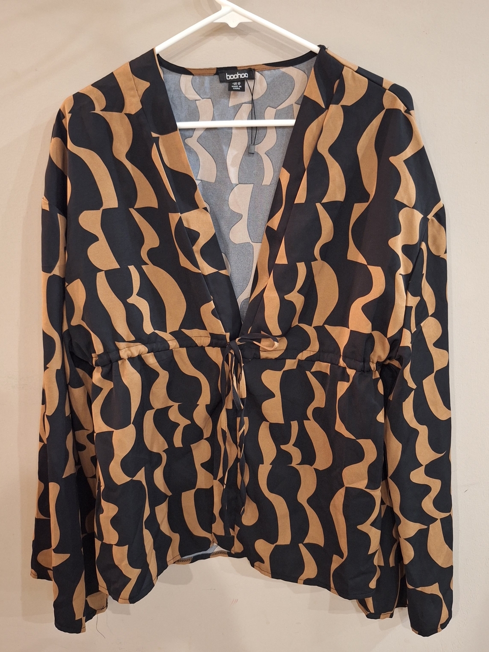 Boohoo Black & Tan Patterned Tie-Front Flowy Blouse Size 10